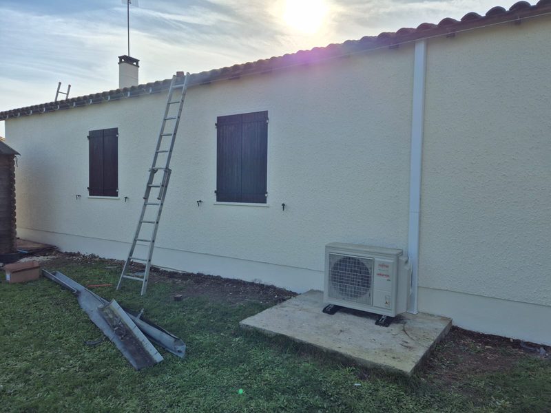 La même façade après ravalement et mise en peinture, teinte crème uniforme