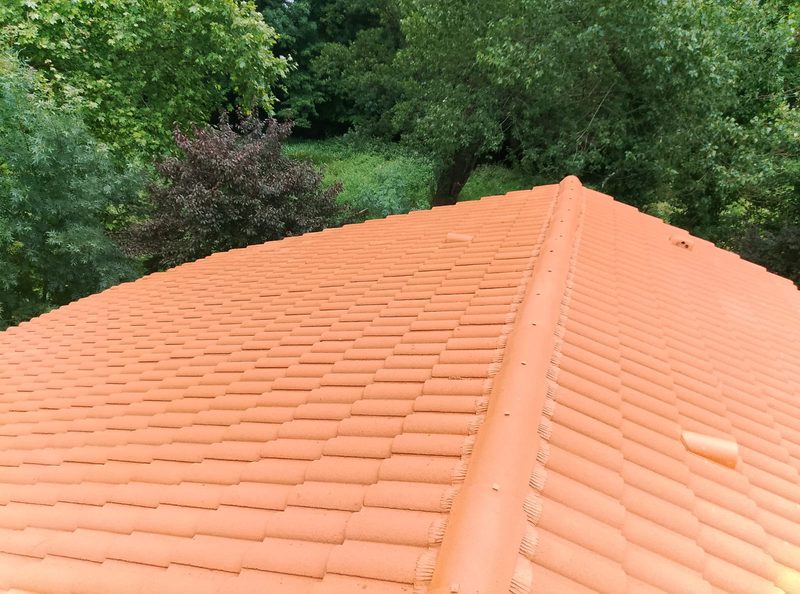 Même toiture après hydrofuge coloré, tuiles oranges vives uniformes