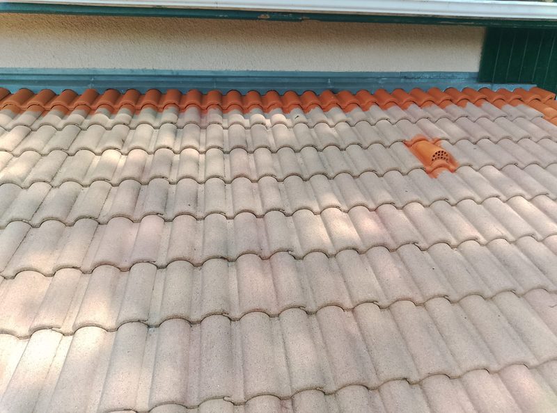Toiture délavée et poreuse, teinte rosée, avant intervention